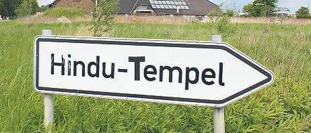 Gleich geht’s los. Ein Schild weist Ortsunkundigen den Weg.
