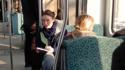 Lena denkt sich Geschichten aus.