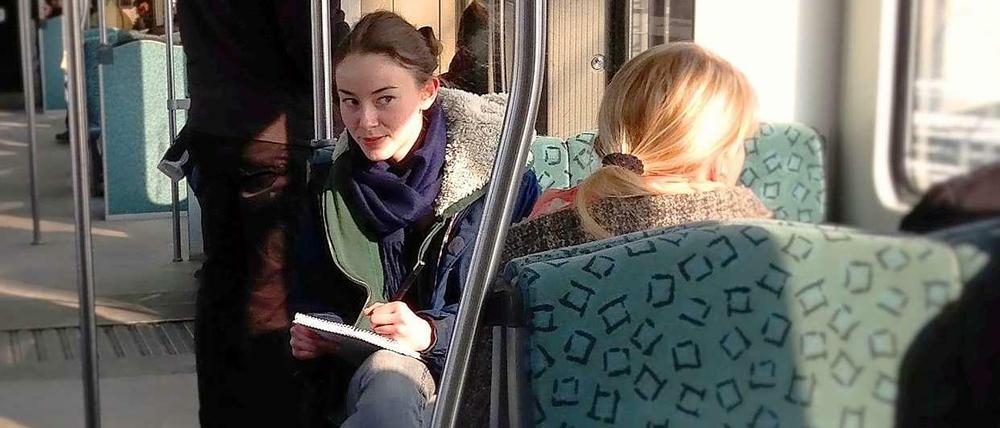 Lena denkt sich Geschichten aus.