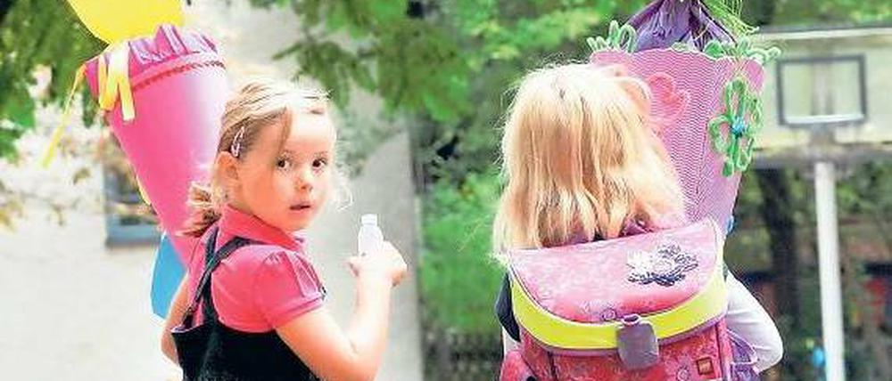 Süßes für die Süßen. Man kann die Zuckertüten der Erstklässler aber auch mit Bastelsachen und Spielen füllen. Foto: dpa