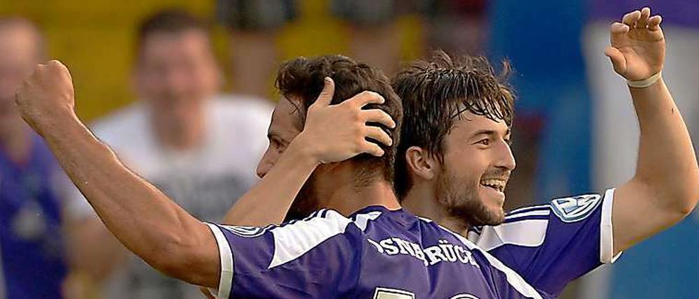 Drei Streiche. Osnabrücks Daniel Nagy (rechts) bejubelt seinen Treffer zum 3:0 gegen Erzgebirge Aue mit Adriano Grimaldi. 