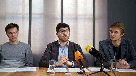 Die Fraktionsvorsitzenden der Berliner Piraten Andreas Baum (l.) und Christopher Lauer und der Parlamentarische Geschäftsführer Heiko Herberg (r.), am 17.05.2013 während der Pressekonferenz im Abgeordnetenhaus in Berlin. 
