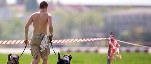 Hundebesitzer werden von Nicht-Hundebesitzern verfolgt, Nicht-Hundebesitzer von Hundebesitzern - wie kann nur ein Berliner den anderen ertragen?