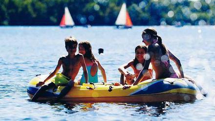 Badende Kinder auf dem See in Altwarmbüchen bei Hannover.