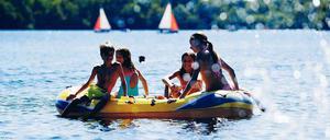 Badende Kinder auf dem See in Altwarmbüchen bei Hannover.