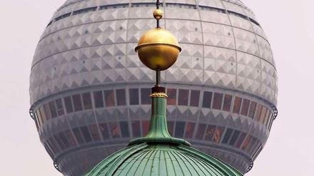 Eine der Kuppeln des Berliner Doms vor der Kugel des Fernsehturms. 