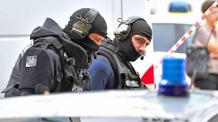 Das Spezialeinsatzkommando der Polizei ist in Ingolstadt vor Ort, wo ein Mann immer noch zwei Geiseln in seiner Gewalt hat.