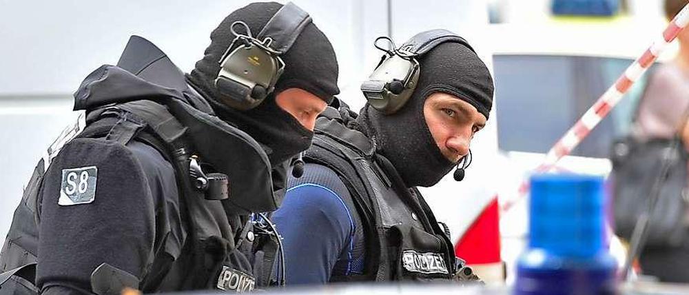 Das Spezialeinsatzkommando der Polizei ist in Ingolstadt vor Ort, wo ein Mann immer noch zwei Geiseln in seiner Gewalt hat.