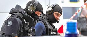 Das Spezialeinsatzkommando der Polizei ist in Ingolstadt vor Ort, wo ein Mann immer noch zwei Geiseln in seiner Gewalt hat.