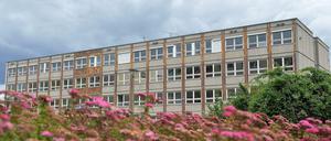 In die Flüchtlingsunterkunft in Berlin-Hellersdorf ziehen jetzt nach und nach die Flüchtlinge ein.