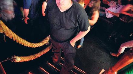 Er gehört zu ihr. Fabian Böckhoff spielt eine nicht unwesentliche Rolle in der Gaunerkomödie "Harts 5" – so wie die Hafenbar , in der er sonst Partys veranstaltet. 