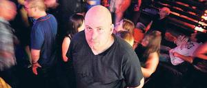 Er gehört zu ihr. Fabian Böckhoff spielt eine nicht unwesentliche Rolle in der Gaunerkomödie "Harts 5" – so wie die Hafenbar , in der er sonst Partys veranstaltet. 