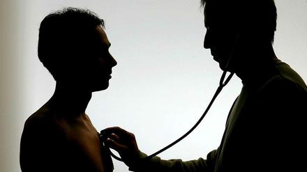 Krankenkassen mit mehr Kranken bekommen auch mehr Geld aus dem Gesundheitsfonds. Ein Anreiz für Manipulationen? 