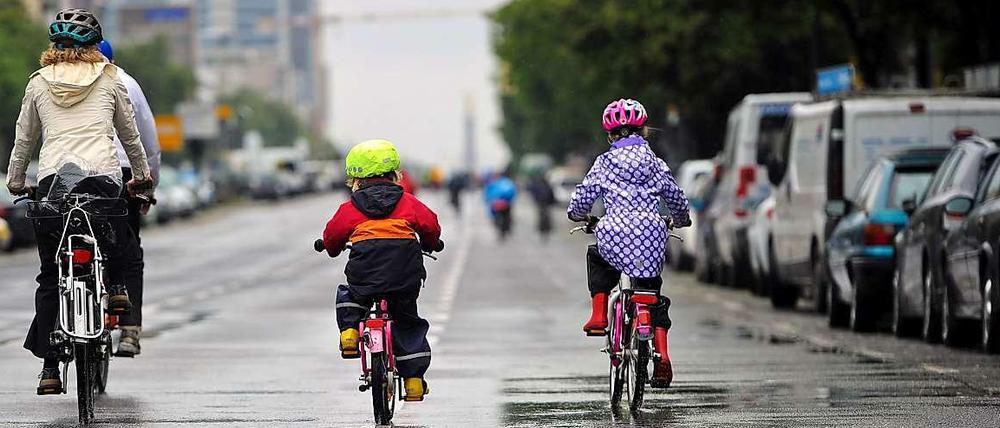 Ist doch super auf der Straße! Die war hier allerdings für die Fahrrad-Sternfahrt des ADFC im Juni gesperrt.
