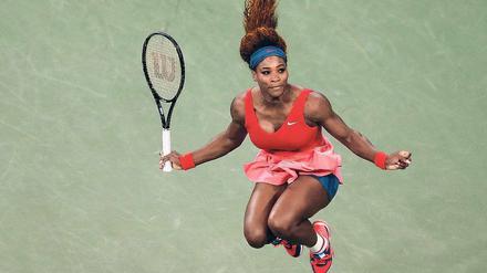 So federleicht. Bei ihrem Drei-Satz-Sieg gegen die Weißrussin Viktoria Asarenka hatte Serena Williams mehr Mühe als gedacht – umso ausgelassener jubelte sie nach dem verwandelten Matchball. Foto: AFP