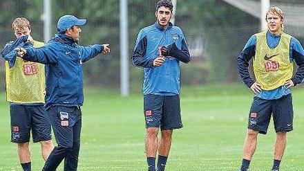 Hüfte raus, Klassenarbeit . Jos Luhukay instruiert Per Skjelbred (r.) und Tolga Cigerci (Zweiter von rechts). Die Zugänge absolvierten gestern ihre erste Einheit für Hertha.