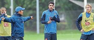 Hüfte raus, Klassenarbeit . Jos Luhukay instruiert Per Skjelbred (r.) und Tolga Cigerci (Zweiter von rechts). Die Zugänge absolvierten gestern ihre erste Einheit für Hertha.