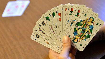 Skatspielen, live oder online, ist noch immer beliebt. Doch das organisierte Skatspiel im Verein leidet unter Mitgliederschwund. Und das nach 200 Jahren. 