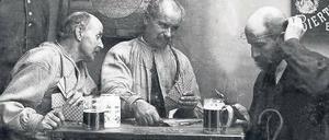 Männer beim Skat. Das Foto entstand um das Jahr 1900 herum. Bis heute wird das Kartenspiel in Wirtshäusern gespielt. Doch seit dem Jahr 2000 hat es auch online im Internet seinen Siegeszug angetreten. Dem organisierten Skat fehlt aber die Jugend. 