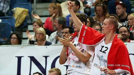 Jung übt sich. Robin Benzing (rechts) jubelt nach Punkten seiner Mannschaftskollegen beim Spiel gegen Schweden Ende August.