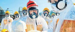 Kontrollgang. Japans Wirtschaftsminister Toshimitsu Motegi (Mitte) besucht das Atomkraftwerk in Fukushima. Die Regierung ist mit dem Krisenmanagement der Betreiberfirma Tepco unzufrieden und will nun selbst eingreifen. Foto: Reuters