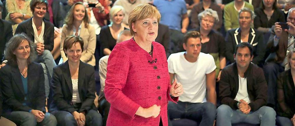Merkel vor voll besetzten Reihen 