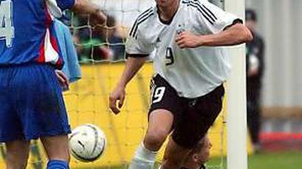 Fredi Bobic, 41, spielte von 1994 bis 2004 37 Mal für die Nationalelf. Im Bild jubelt er über sein 2:0 in Torshavn 2003.