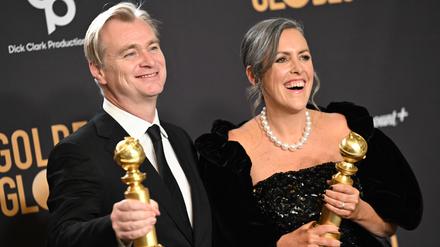 British director Christopher Nolan (L) and Produzentin Emma Thomas, die mit Nolan verheiratet ist, mit den Globes für die beste Regie und das beste Drama bei der 81. Globes-Verleihung im Beverly Hilton Hotel. 