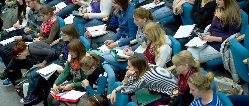 Studenten in einem Vorlesungssaal.