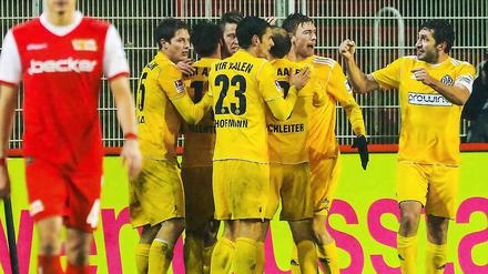 Union sieht Gelb. Die Aalener Spieler jubeln nach dem Tor zum 1:2 durch Enrico Valentini. 