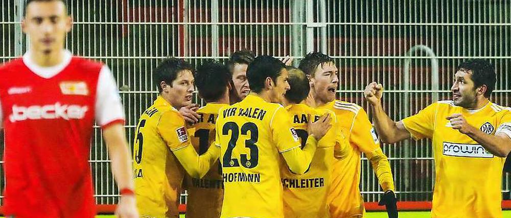 Union sieht Gelb. Die Aalener Spieler jubeln nach dem Tor zum 1:2 durch Enrico Valentini. 