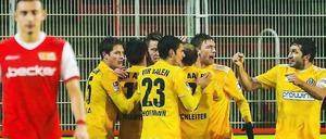 Union sieht Gelb. Die Aalener Spieler jubeln nach dem Tor zum 1:2 durch Enrico Valentini.