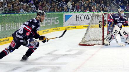 Daheim immer gut in Schwung. Eisbären-Stürmer Busch (li.) und Torwart Zepp.
