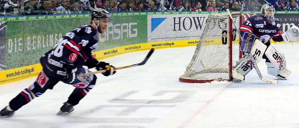 Daheim immer gut in Schwung. Eisbären-Stürmer Busch (li.) und Torwart Zepp.
