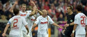 Peter lässt die Puppen tanzen. Augsburgs Spieler regen sich über Schiedsrichter Peter Gagelmann auf.