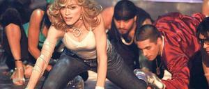 Mit Außenrolle. Madonna turnt an – zur Eröffnung ihres Fitnessstudios in Zehlendorf. Ob sie sich dann so fit wie bei der Performance bei ihrem Song „Hung up“ zeigt? Foto: Wittek/dpa