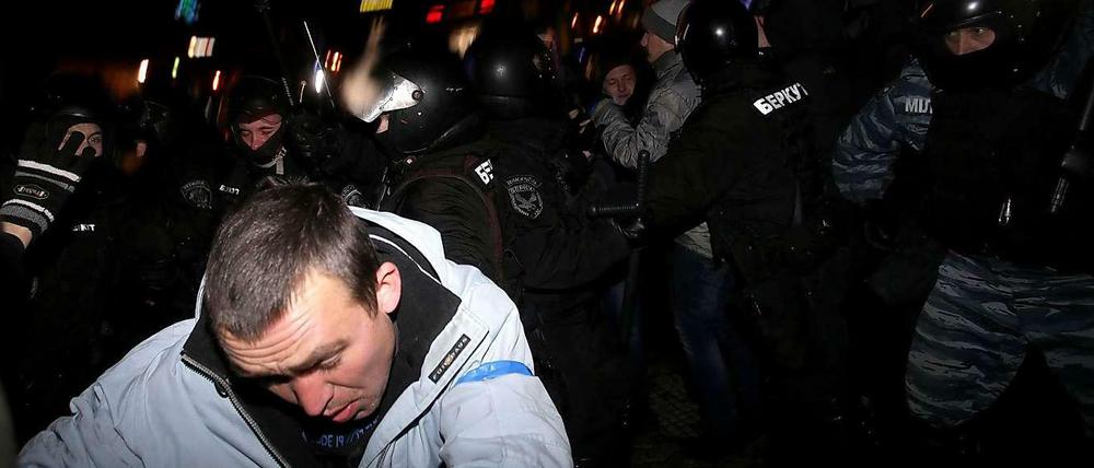Seit Freitagabend hatten rund 10.000 Menschen in Kiew gegen den Anti-EU-Kurs des ukrainischen Präsidenten Janukowitsch demonstriert. Der Protest wurde unter Einsatz von Schlagstöcken beendet.
