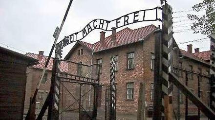 Das Spruchband "Arbeit macht frei" prangt über dem Konzentrationslager Auschwitz.