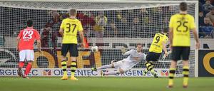 Schuss und Schluss: Per Elfmeter sichert Robert Lewandowski dem BVB den wichtigen 3:1-Sieg in Mainz.