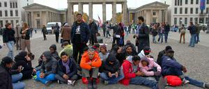 Auf dem Pariser Platz protestieren erneut Flüchtlinge für ihre Rechte und sind in den Hungerstreik getreten.