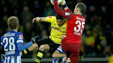 Guter Einstand: Herthas Debütant Marius Gersbeck, hier gegen BVB-Stürmer Robert Lewandowski.
