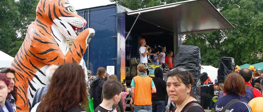 Friedrichshain-Kreuzberg wird von Festveranstaltungen überschwemmt. Hier der Kinderkarneval der Kulturen im Görlitzer Park.