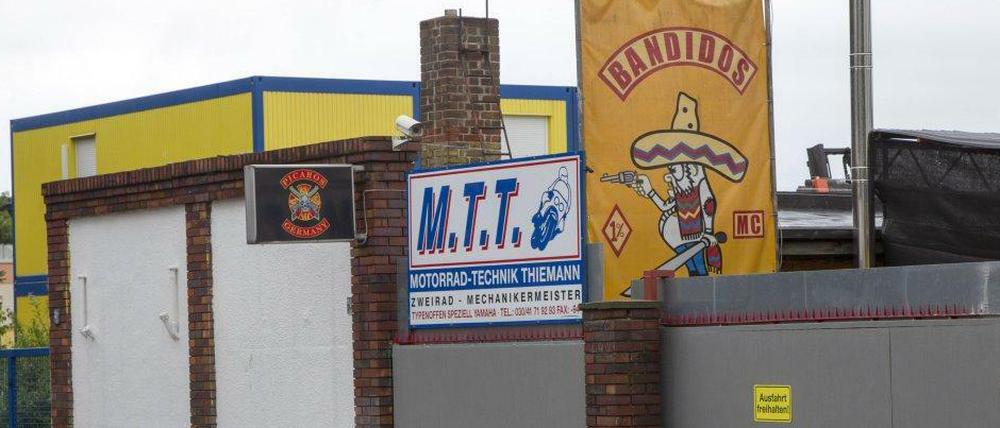Pforte des Vereinsheims der Bandidos in der Provinzstraße