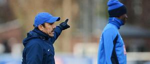 Bloß nicht einschlafen. Hertha-Trainer Jos Luhukay muss die Spannung im Team hoch halten.