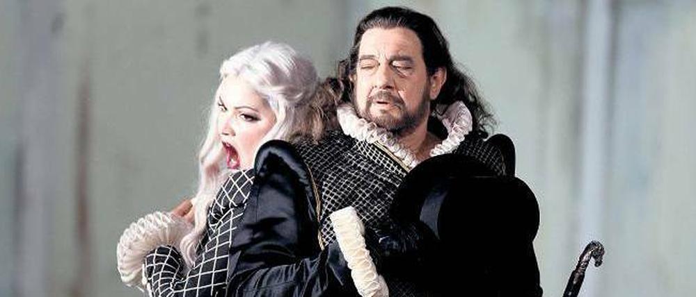 Traumpaar mit Rüschen. Anna Netrebko und Placido Domingo. 