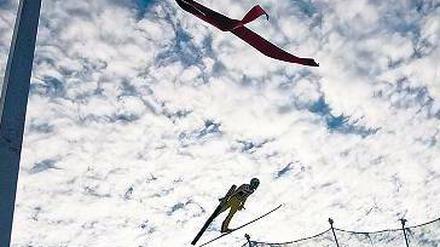 Wolkig und wechselhaft. Schon bei der Qualifikation blies es in Innsbruck heftig. Der Höhepunkt des Föhnsturms wird für diesen Samstag erwartet. 