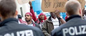 Flüchtlinge des Protestcamps am Oranienplatz protestieren vor dem Roten Rathaus in Berlin.