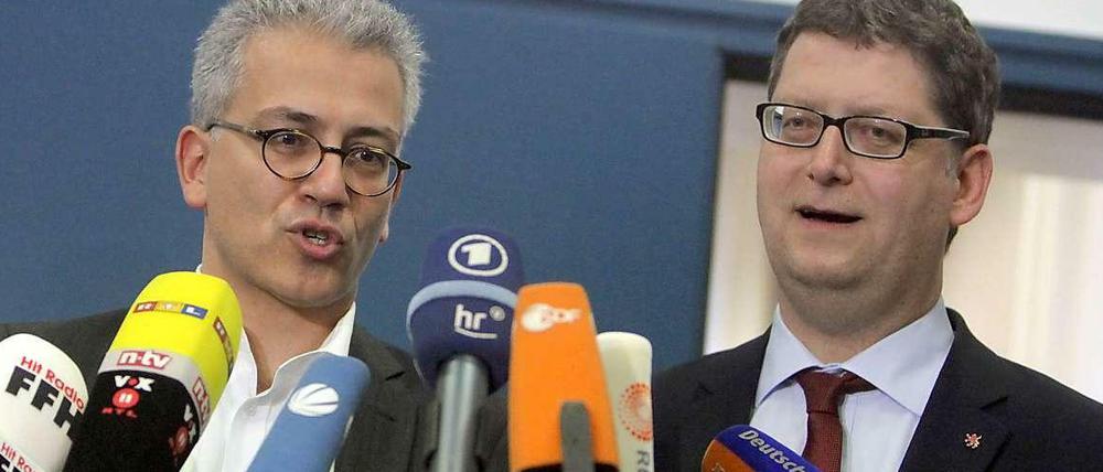 Die hessischen Spitzenkandidaten von SPD, Thorsten Schäfer-Gümbel (r), und von Bündnis90/Die Grünen, Tarek Al-Wazir.