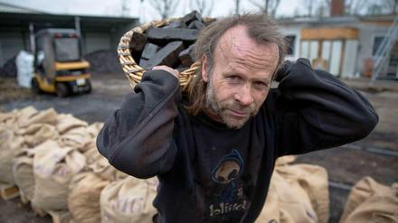 Energieträger. Auch wenn die Zahl der traditionellen Kohleöfen sinkt, hat Arnd Teiche noch immer gut zu tun. 