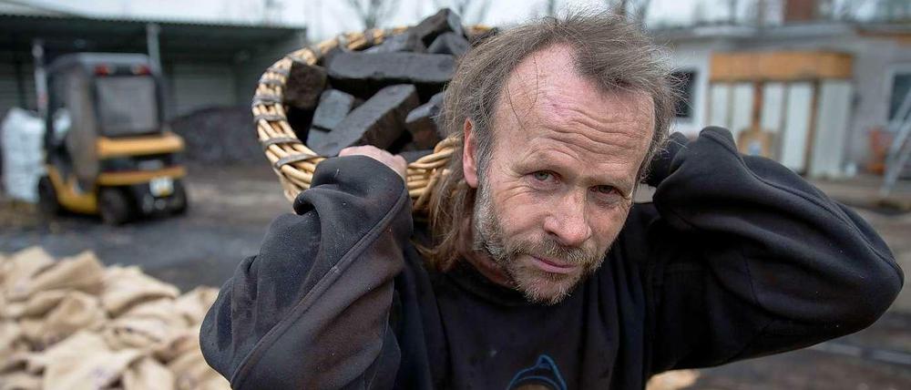 Energieträger. Auch wenn die Zahl der traditionellen Kohleöfen sinkt, hat Arnd Teiche noch immer gut zu tun. 